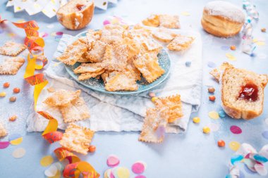 Konfeti, kurdele ve parti aksesuarlarıyla karnaval ve parti atıştırmalığı.