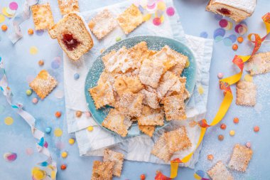 Konfeti, kurdele ve parti aksesuarlarıyla karnaval ve parti atıştırmalığı.