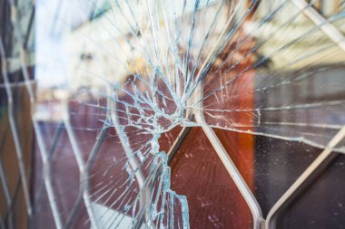 Suç önleme ve vandalizm kavramı. Kırık bir vitrin penceresi.