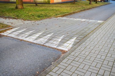 Yavaşlayan geri zekalılar, hız tümsekleri - kentsel alanda yükselen yüzeyler sürücüleri yavaş sürmeye zorluyor.