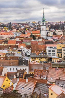 Kiliseleri, çatıları ve tarihi mekanları olan Trebiç kasabasının manzara manzarası, Çek Cumhuriyeti, Avrupa