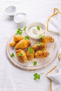 Geleneksel İsveç yemeği, krem peynirli Hasselback patatesleri.