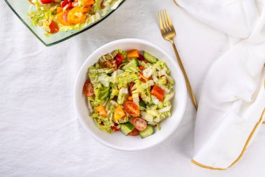 Organik salata, marul, lahana, domates ve salatalık.