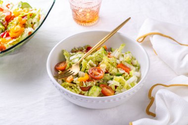 Organik salata, marul, lahana, domates ve salatalık.