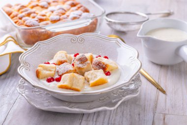 Çek tatlı çörekleri, şekerle pudralanmış tatlı ekmek dürümleri (Buchteln, Buchty) vanilyalı puding
