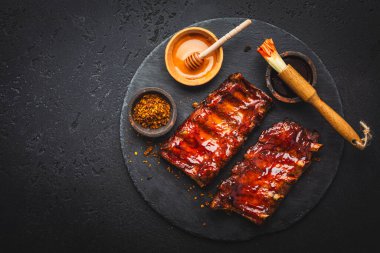 Baharatlı ve ballı ızgara domuz pirzolası. Kopya alanı olan eski bir köy tahtasında.