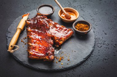 Baharatlı ve ballı ızgara domuz pirzolası. Kopya alanı olan eski bir köy tahtasında.