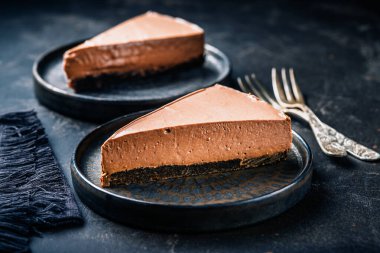 Bir dilim şekersiz çikolatalı cheesecake, az karbonhidratlı.