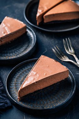 Bir dilim şekersiz çikolatalı cheesecake, az karbonhidratlı.