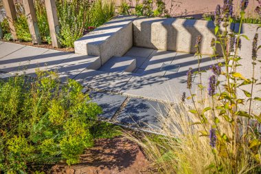 Güzel bahçe terası ya da oturma alanı olan teras