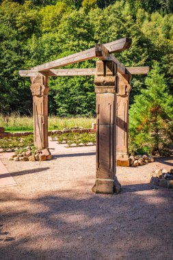 Güneşli bir günde modern tenteli ve oturma alanı, verandası ya da terası olan kamu parkı