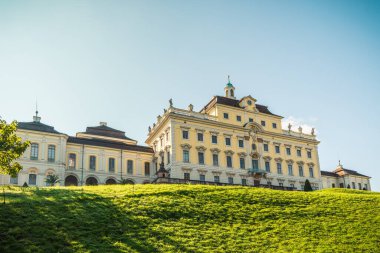 Ludwigsburg, Almanya - 02 Ekim 2025: Ludwigsburg 'da halk bahçesi ve parkı olan Barok Şatosu, Almanya