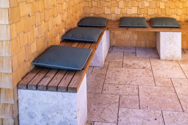 Oturma alanı olan modern teras güneşli bir günde güzel bir teras.