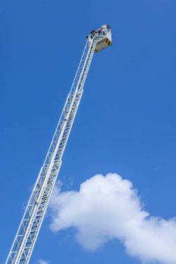 Mavi arka planda sepeti olan itfaiye aracı merdiveni