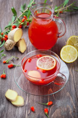 Çay taze goji meyveleri ve zencefil ile