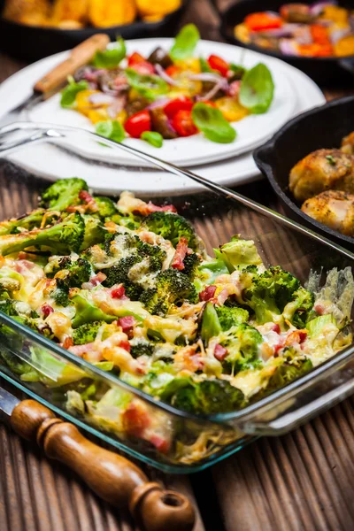 Gebakken broccoli met tomatensalade — Stockfoto