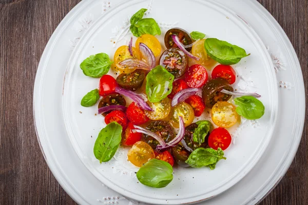 Salada de tomate com cebola e manjericão — Fotografia de Stock