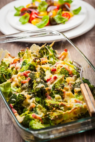 Brócolis assado com salada de tomate — Fotografia de Stock