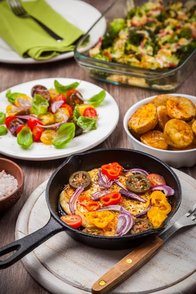 Queso a la plancha de oveja con ensalada — Foto de Stock