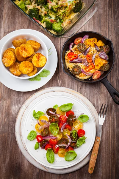 Ensalada de tomate con queso a la parrilla y patatas al horno —  Fotos de Stock