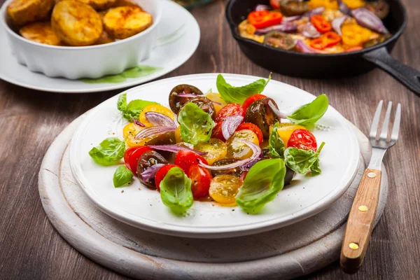 Tomatensalat mit gegrilltem Käse und Bratkartoffeln — Stockfoto