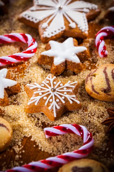 Hausgemachte Lebkuchen und Plätzchen zu Weihnachten — Stockfoto