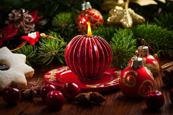 Vela de Navidad con galletas —  Fotos de Stock