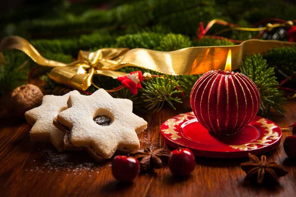 Vánoční svíčka se soubory cookie — Stock fotografie