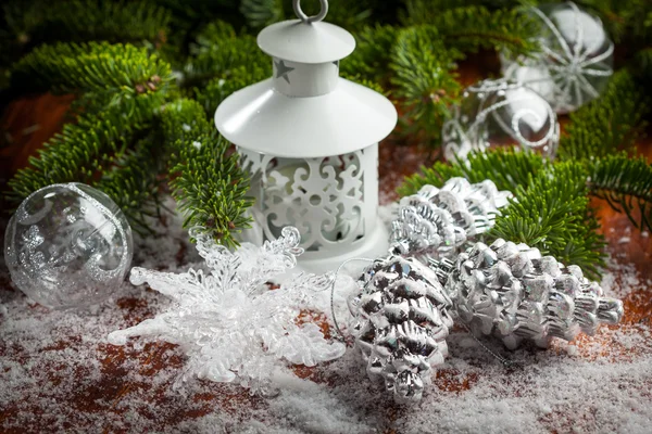 Різдвяний ліхтар на снігу — стокове фото