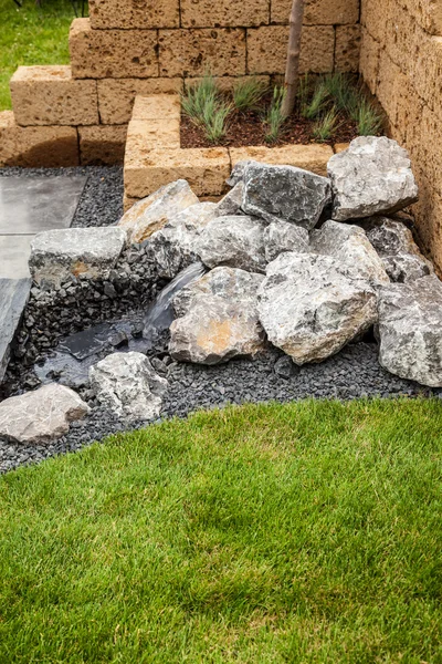 Jardín de piedra con estanque de jardín — Foto de Stock