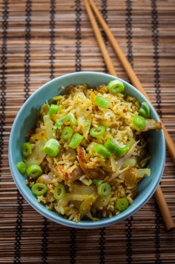 Kızarmış pilav tavuk eti ve sebze ile