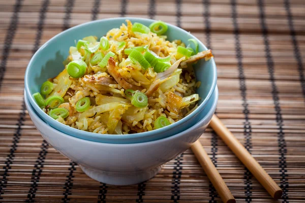 Arroz frito com carne de frango e legumes — Fotografia de Stock