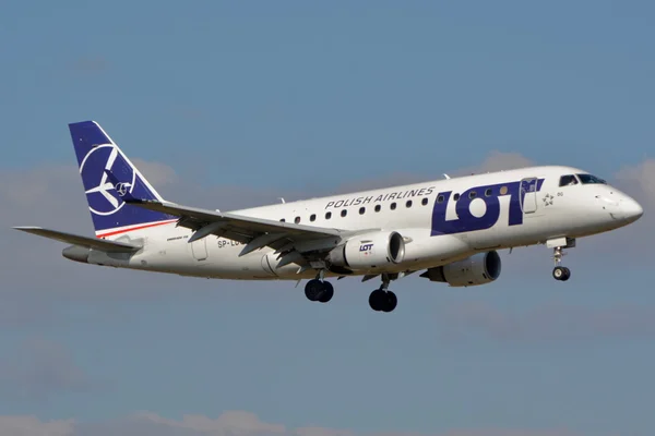 PLL LOT Embraer aterrizaje — Foto de Stock