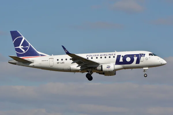 PLL hel Embraer landning — Stockfoto