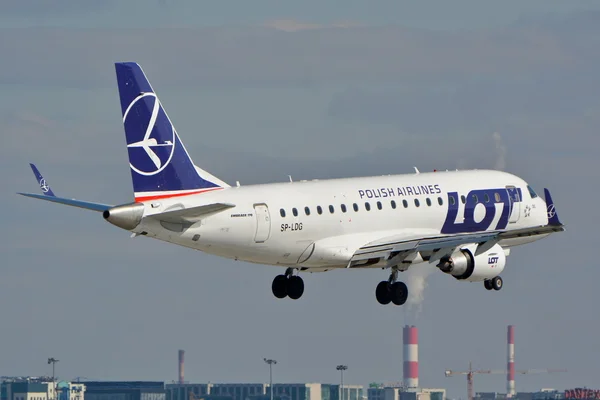 PLL πολλά Embraer προσγείωση — Φωτογραφία Αρχείου