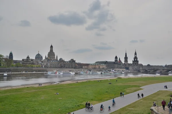 Vue sur les rues et bâtiments de Dresde — Photo