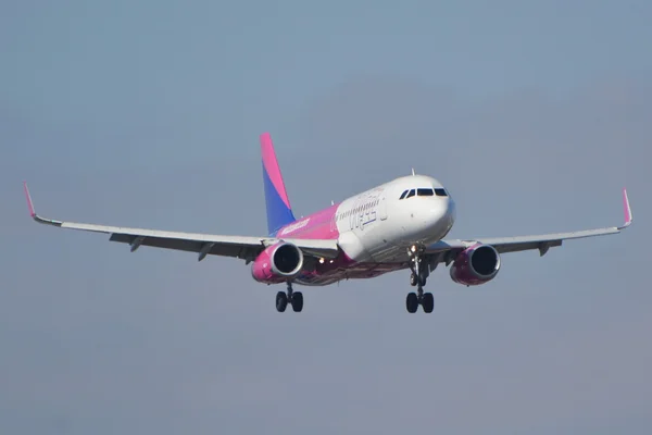 Wizzair fly i nyt maleri - Stock-foto