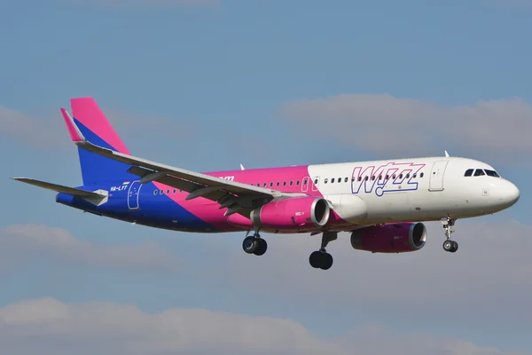 Avion Wizzair în pictură nouă — Fotografie, imagine de stoc