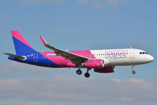 Aereo Wizzair in nuova pittura — Foto Stock