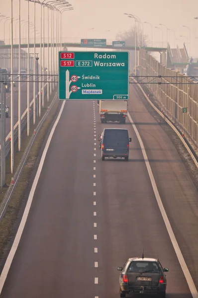 S17 ajorata lähellä Lublinia, Puola — kuvapankkivalokuva