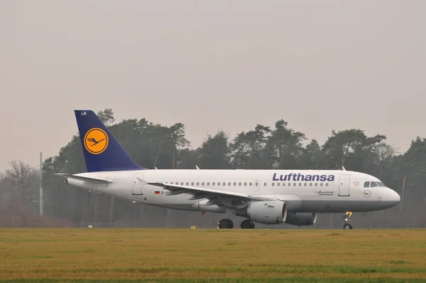 Lufthansa vliegtuig — Stockfoto