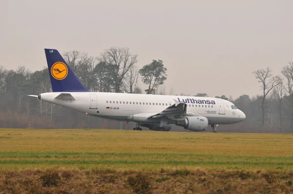 Lufthansa vliegtuig — Stockfoto