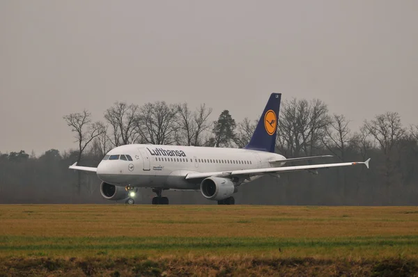 Lufthansa vliegtuig — Stockfoto