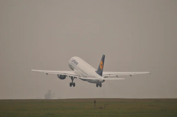 Lufthansa uçağı — Stok fotoğraf