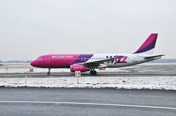 Wizzair-Flugzeug — Stockfoto