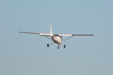 Küçük uçak iniyor.