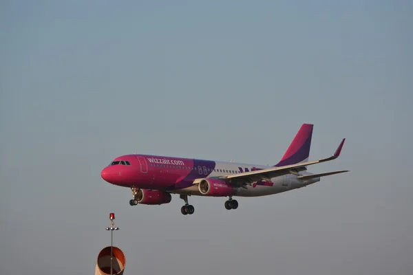 Wizzair plane HA-LWX — Stock Photo, Image