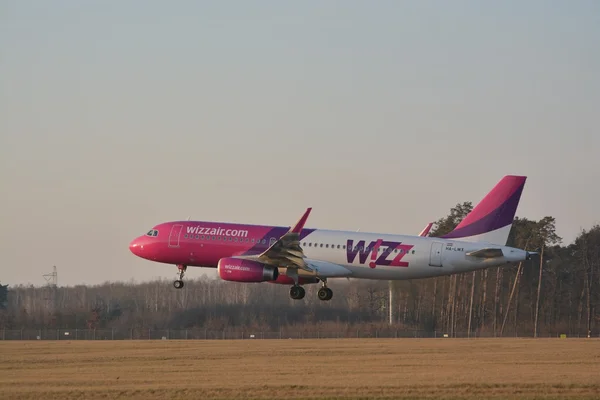 Wizzair-Flugzeug ha-lwx — Stockfoto