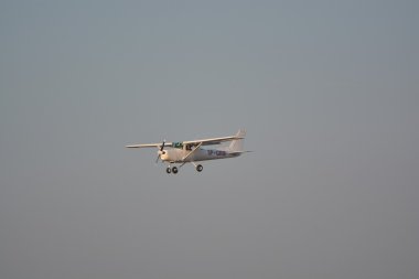 Küçük Cessna uçak iniş