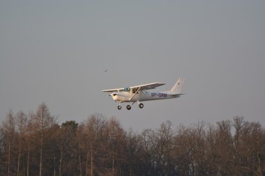 Küçük Cessna uçak iniş